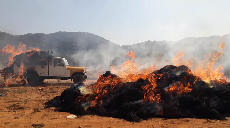 ಬಣಕಲ್: ಭತ್ತದ ಹುಲ್ಲು ಸಾಗಿಸುತ್ತಿದ್ದ ಪಿಕ್ ಅಪ್ ವಾಹನಕ್ಕೆ ಬೆಂಕಿ
